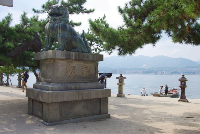 すぐ横が海の参道。波の音や潮の香が広がる。