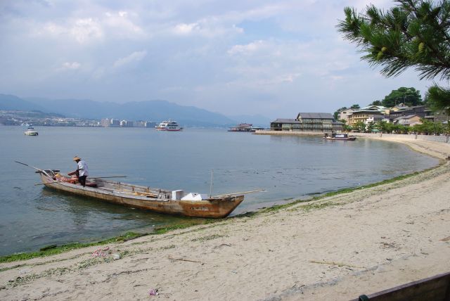 浜には木造の小船。