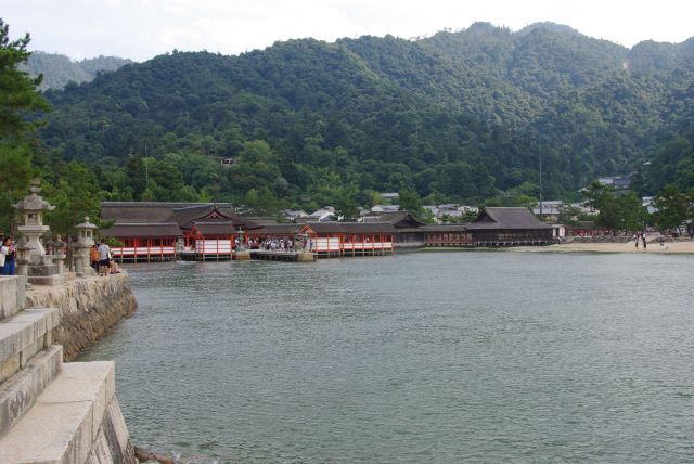 鳥居の先に砂州に浮かぶ厳島神社。