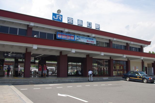 山陽本線宮島口駅。