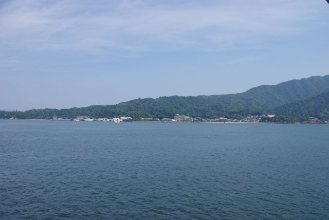 宮島桟橋方面。