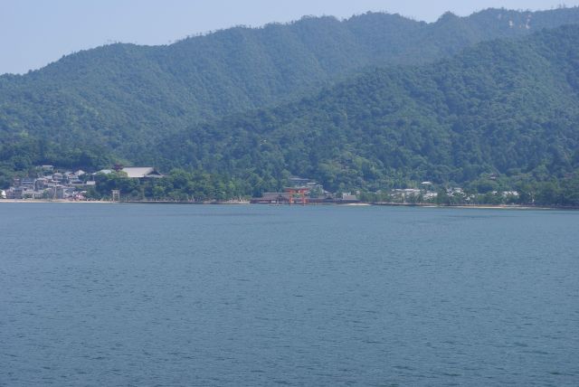 厳島神社の大鳥居が見えてきます。