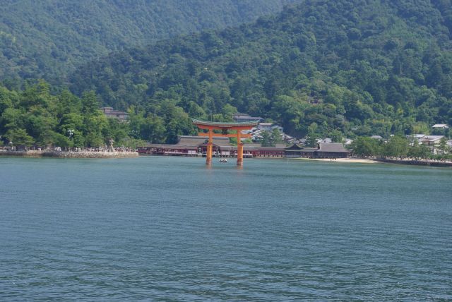 厳島神社と大鳥居に接近し正面へ。