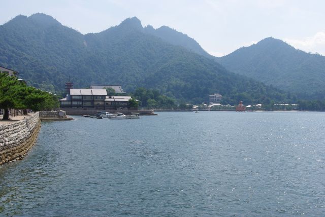 厳島神社方面へ向かいます。