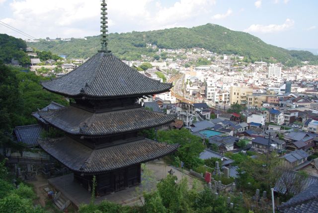 天寧寺三重塔、印象的な場所です。猫の細道はこの横道ですが工事中のため迂回して下から行くことに。