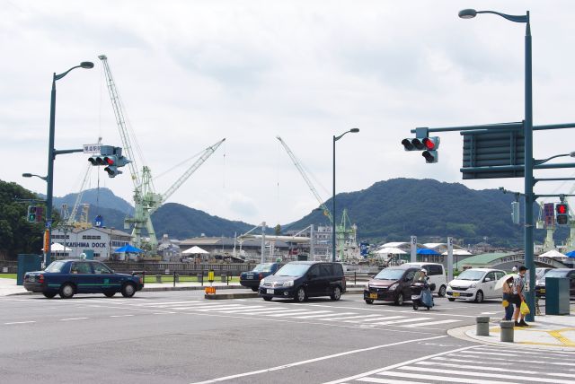 尾道水道の対岸にクレーン群が見えます。