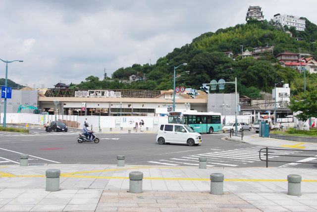 駅舎は工事中。丘の上には天守閣風の建物・尾道城。