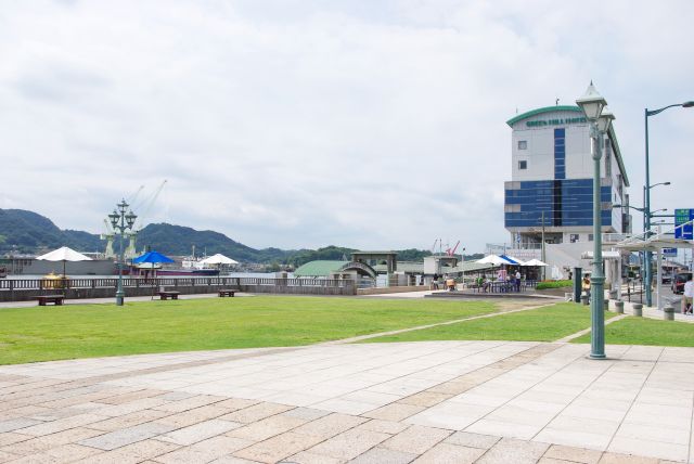 駅前の海岸沿いは芝生の広場。