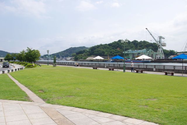 駅前の海岸沿いは芝生の広場。