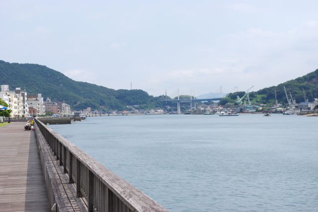 ウッドデッキの海沿いの遊歩道。潮の香りがして風が吹くと心地よい。