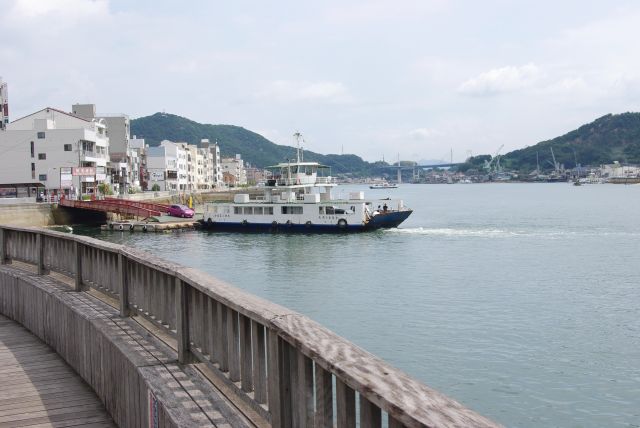 再び向島を行き来する渡し船、こちらは車も乗るフェリー。