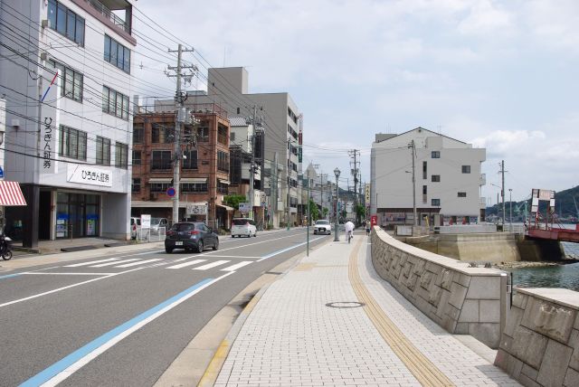 海岸沿いの道路。のどかで静かな街。