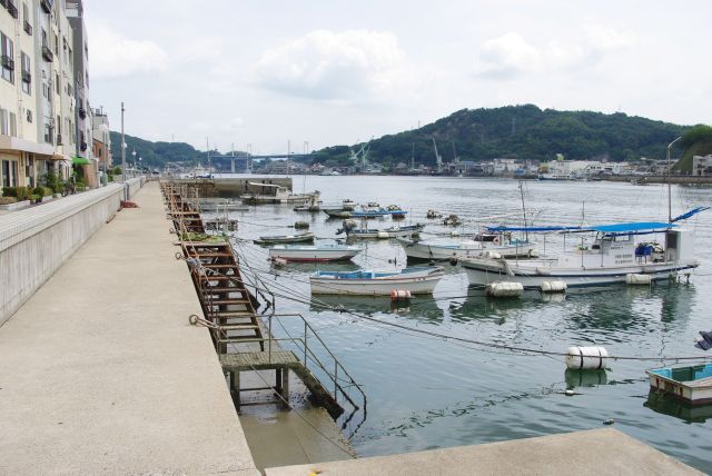 岸壁の上を歩く。潮の香、港の雰囲気。