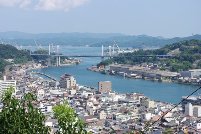 尾道水道と尾道大橋。