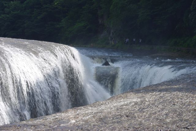 岩が段になって水が三方から折り重なる迫力の光景。