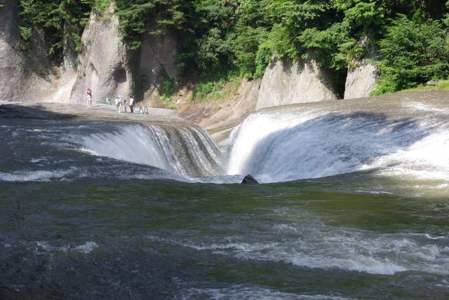 後ろから見ると裂け目を囲うように流れ落ちている。