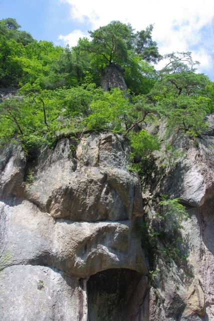 切り立った岩壁。