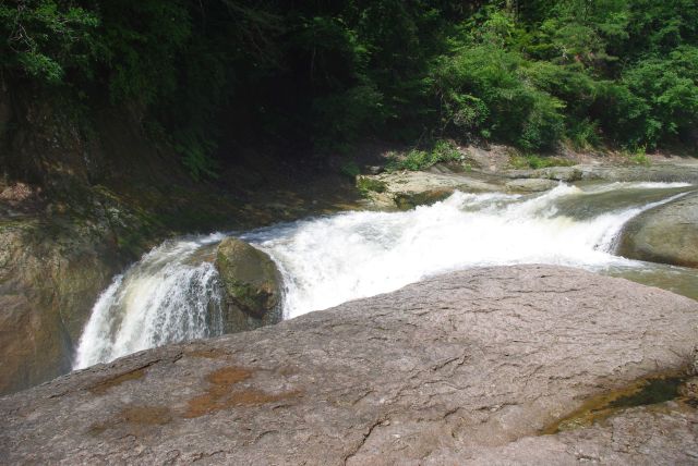 最初は鱒飛の滝。激しい水の音、水しぶきをあげさらに涼しい。