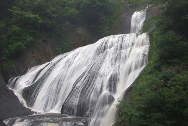 勢いよく流れる滝。