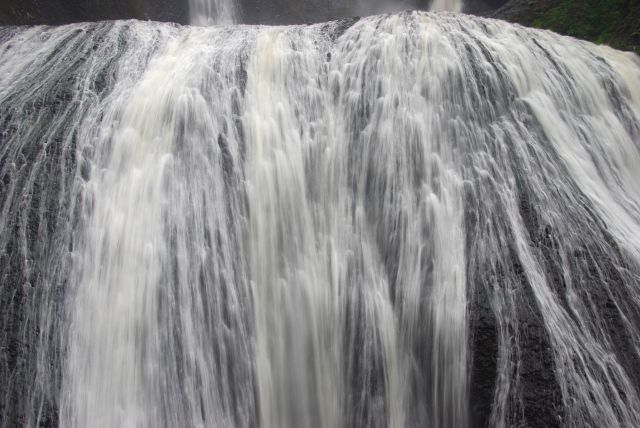 轟音が響く。水しぶきが舞いレンズが濡れる。