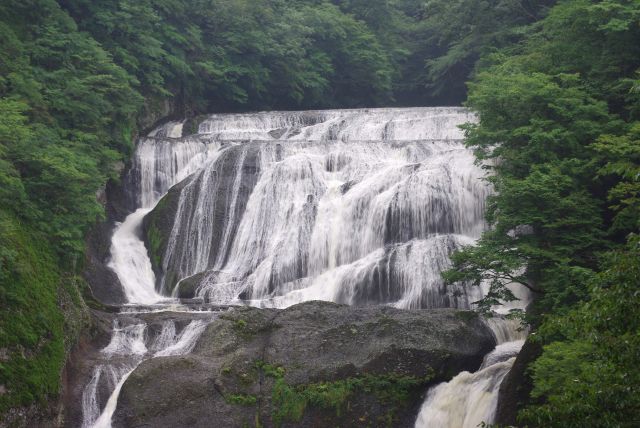 川から滝へと流れ落ち始める所。