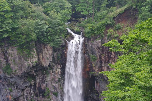 川から滝へと流れ落ちる所。