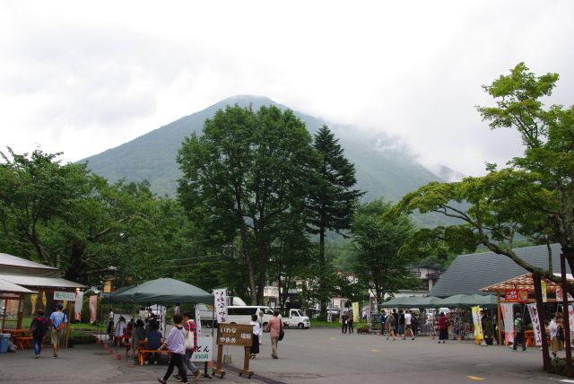 駐車場側の売店。背後には男体山。