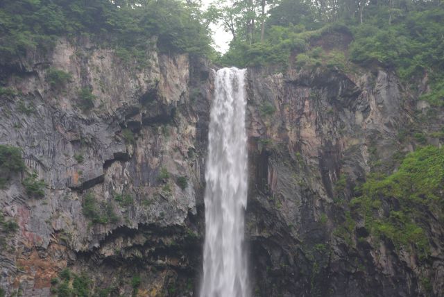 生々しい断崖の岩肌を力強く落ちる滝。