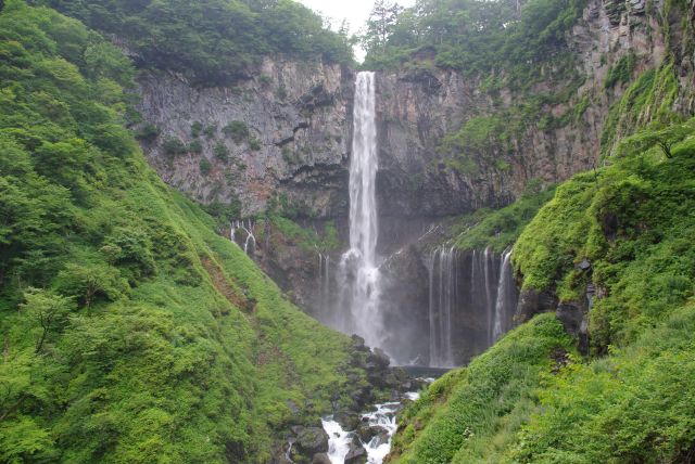 涼しいトンネルを抜けると正面に迫力の滝！観瀑台は小学生の集団を含み沢山の人でにぎわう。