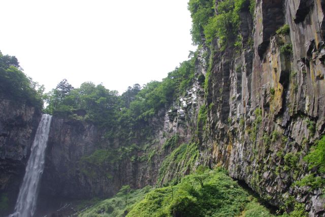 滝の周辺の岩壁。