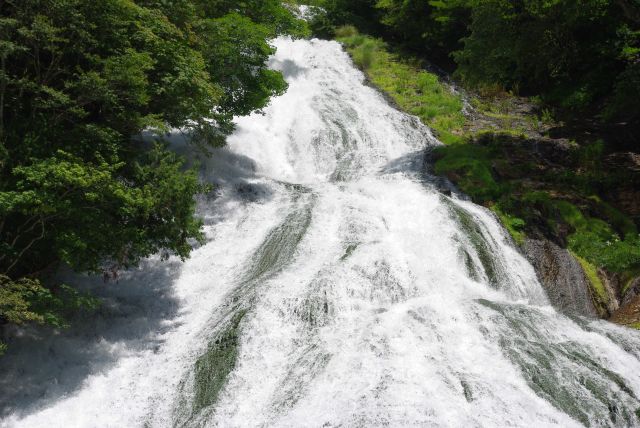 水しぶきを上げ広がっていく。