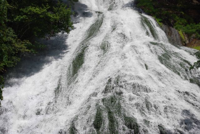 岩肌を激しく流れ落ちる。