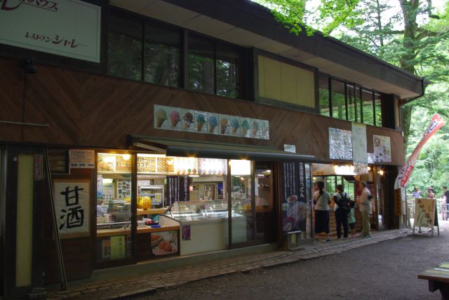 湯ノ湖の少し下流、涼しい遊歩道にレストハウス。後でうどんを食べました。