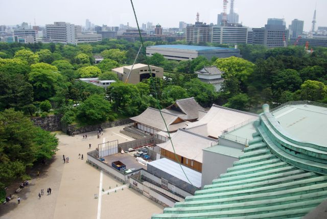 足元には復元工事中の本丸御殿や二の丸庭園。