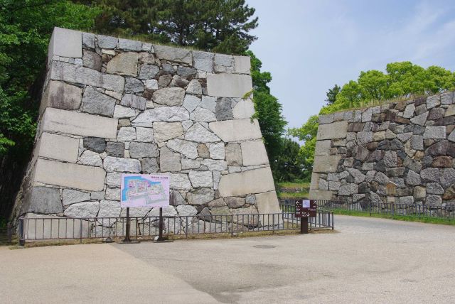 東一之門跡の石垣。