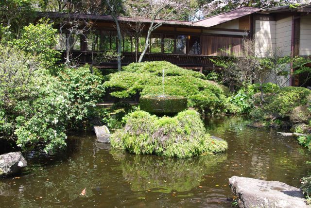 拝殿手前には池のある庭園があります。