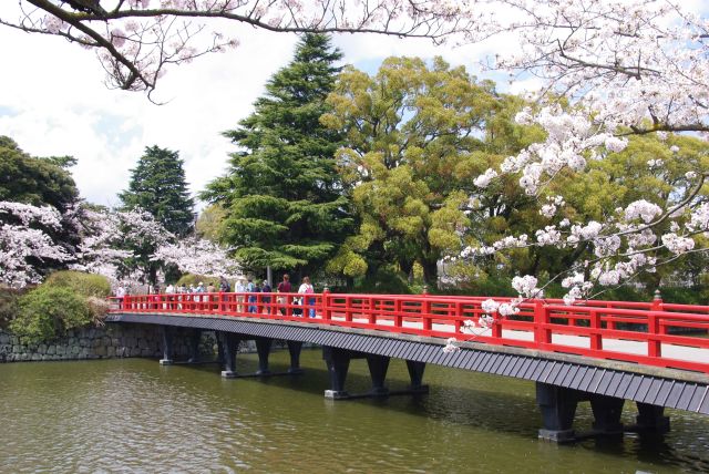 印象的な赤い額橋。