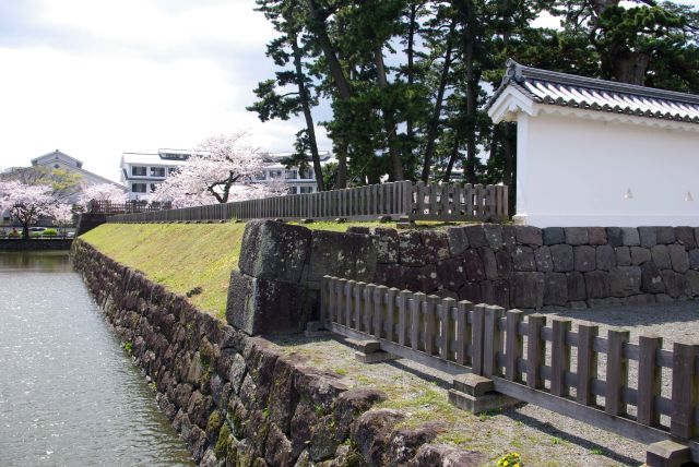 石垣などお城の構造物。