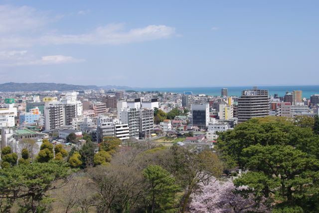 小田原の市街地方面。江の島は見つけづらい。