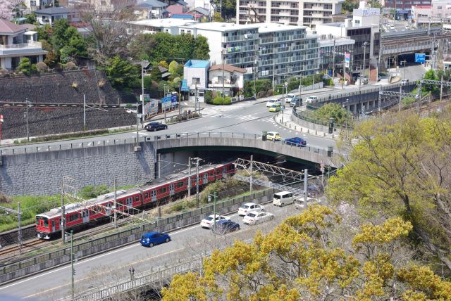 お城のすぐ近くを小田急線や新幹線が通る。