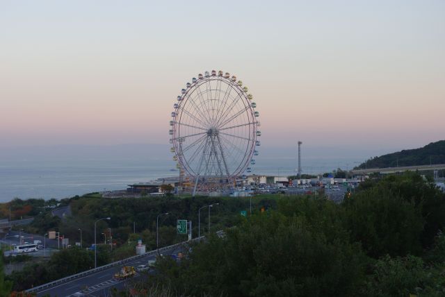 下り線のSAは海側にあり、大きな観覧車があります。