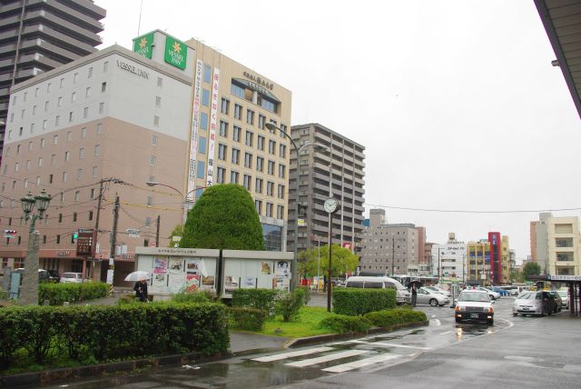 お城の横には駅の北側のロータリー。