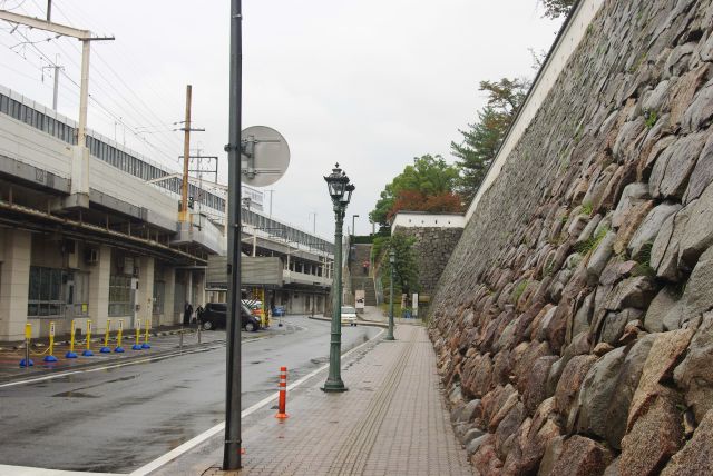 雨の中お城へ向かいます。駅前に沿う石垣は独特な感じ。