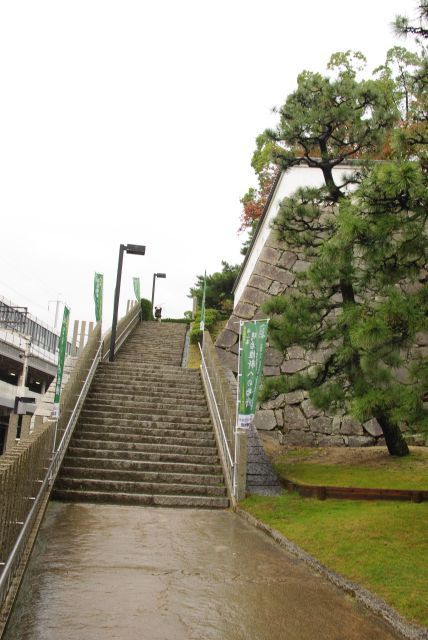 石段を登ります。