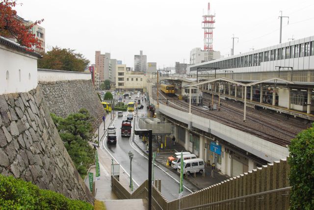 本当に駅の目の前のお城という感じ！電車の音も響きます。