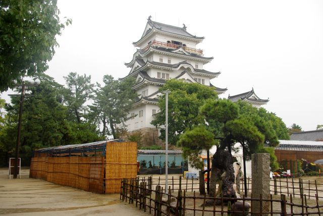 北側には天守。こちらも空襲で焼失し再建されたもの。