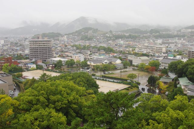 北西側、住宅街と霧がかった山並み。