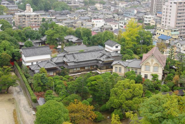 北側には福寿会館。