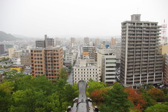 東側、駅の北側でマンションが多い。