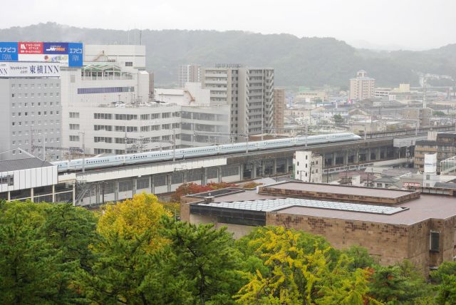 新幹線の発着、通過する様子も良く見えます。